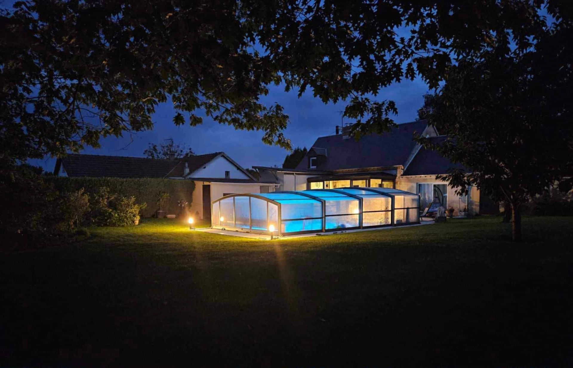 Abri de piscine éclairé la nuit