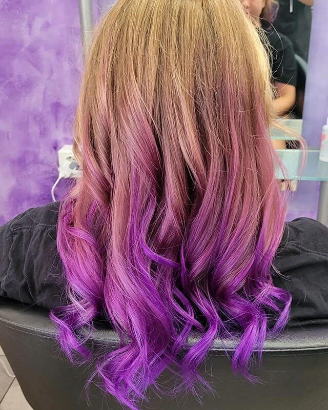 chioma bionda con riflessi rosa