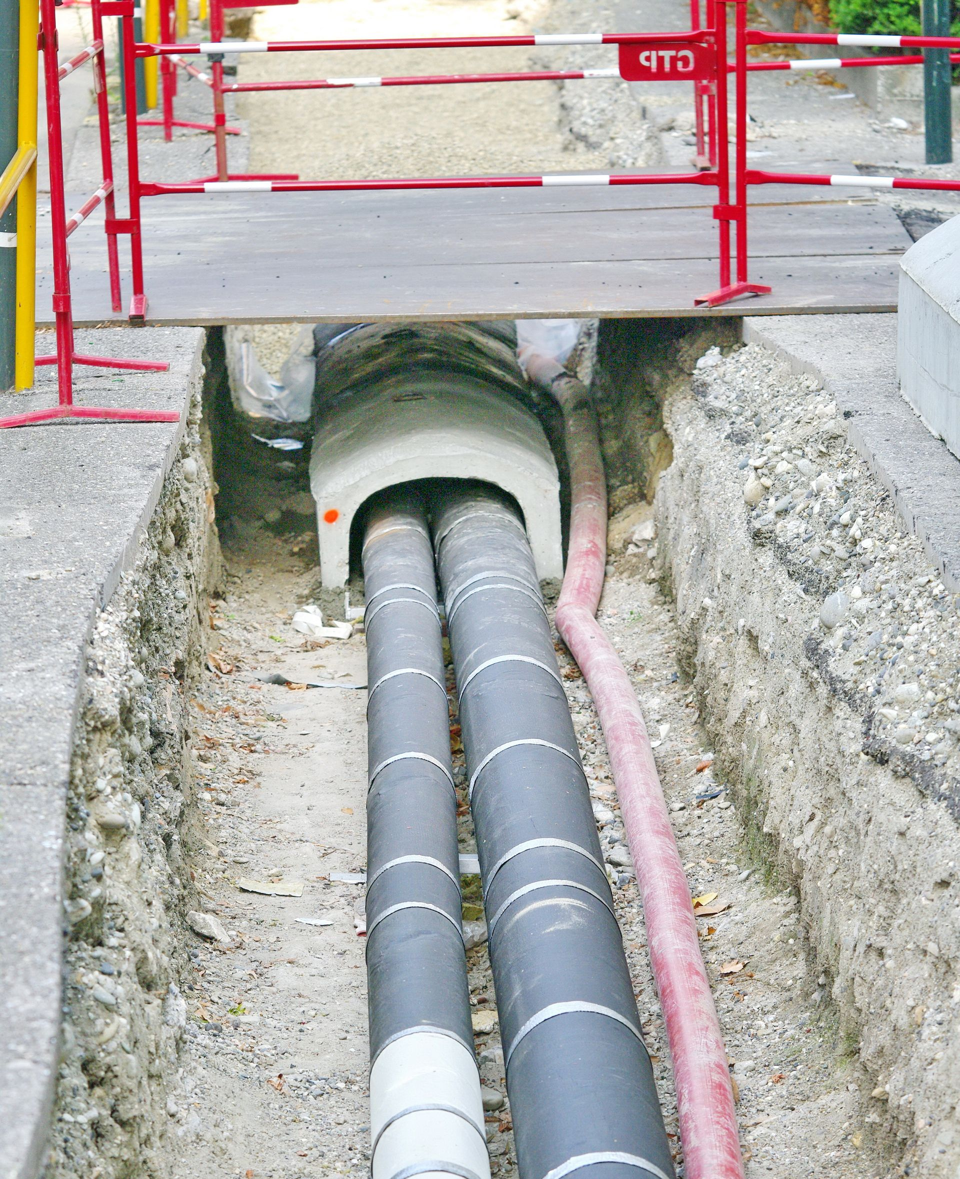 Les tuyaux placés dans une tranchée pour l'évacuation des eaux pluviales.