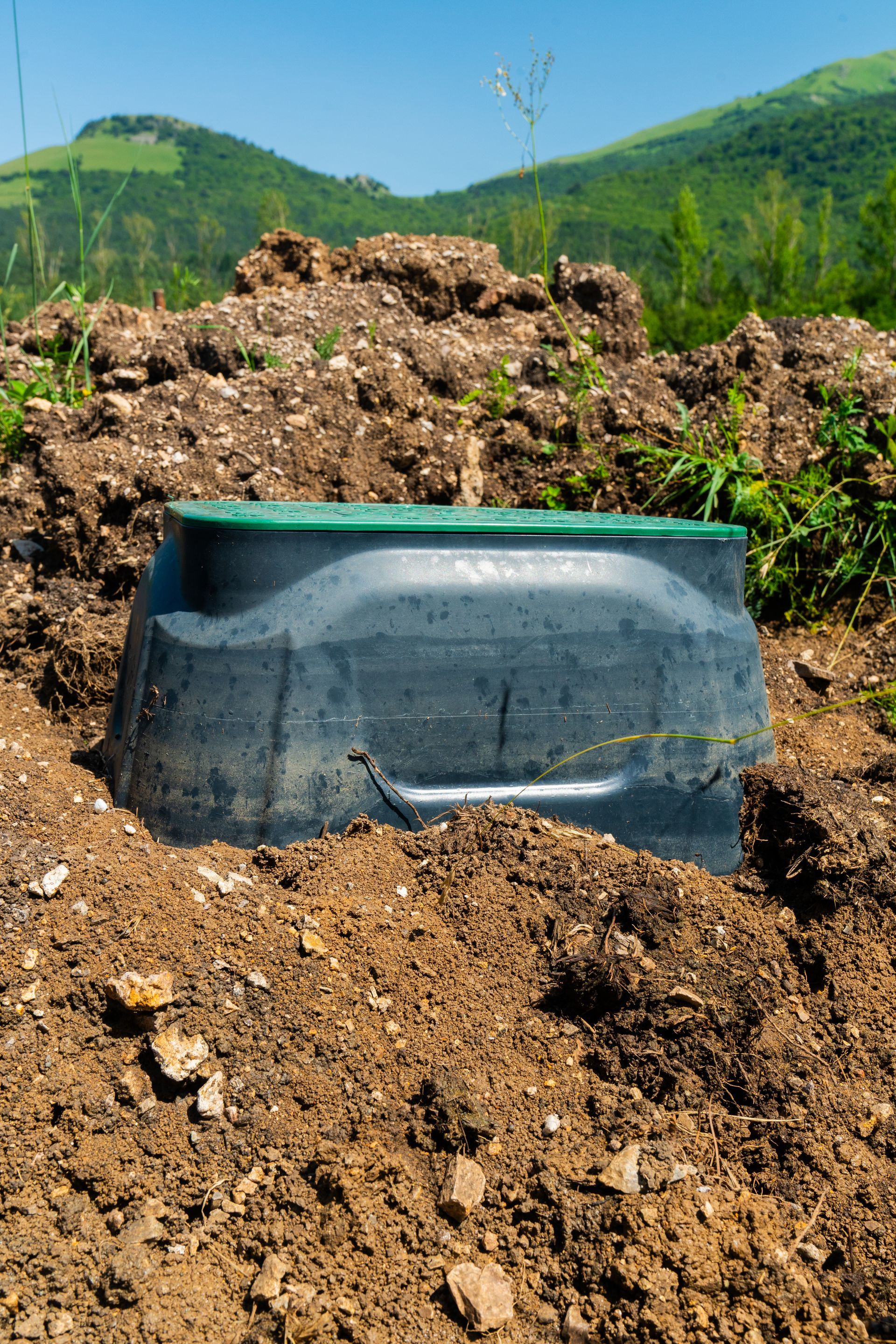 Installation d'une fosse à toutes eaux sous terre.