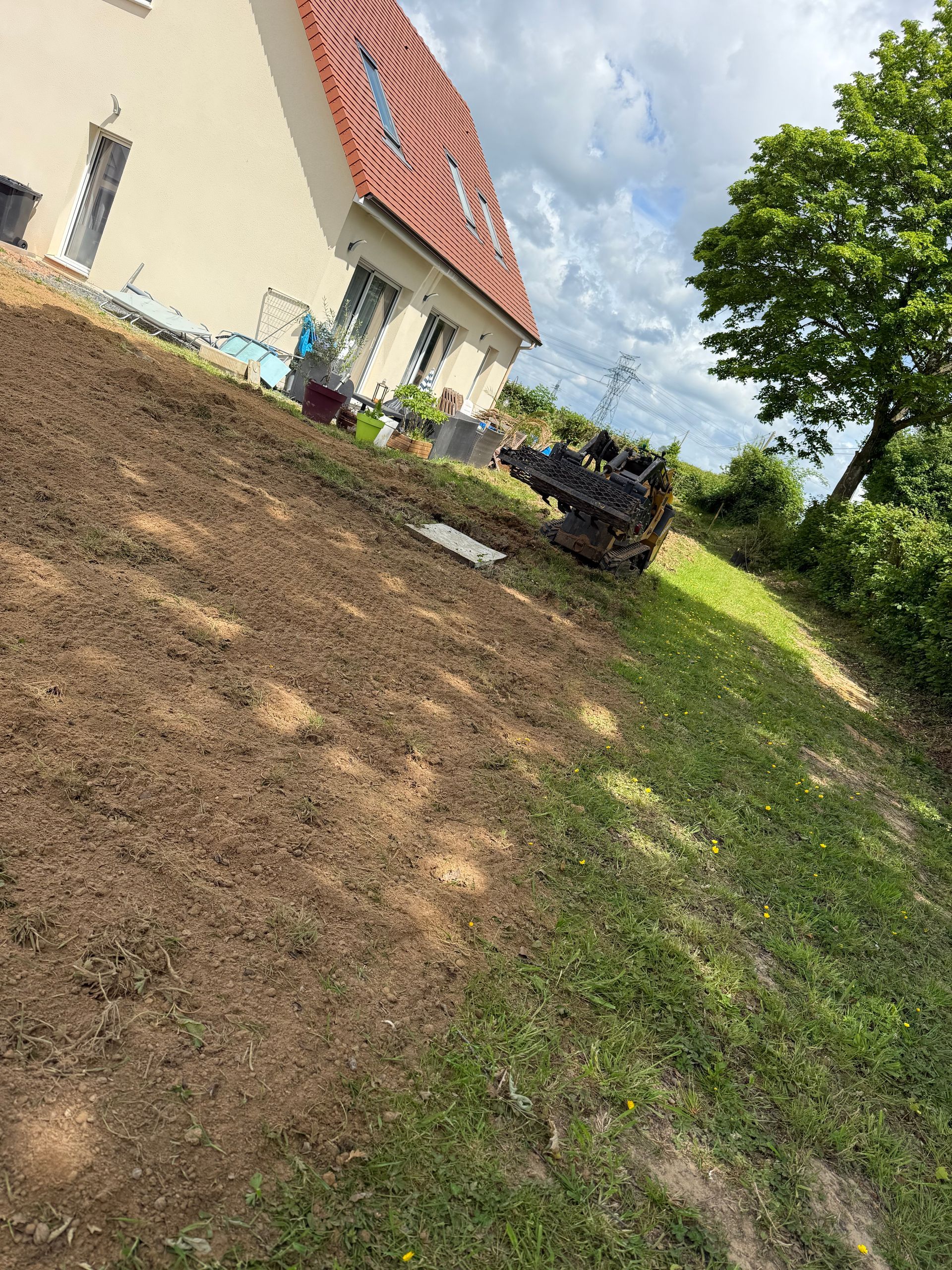 Création d'un chemin d'accès au terrain et à la maison.