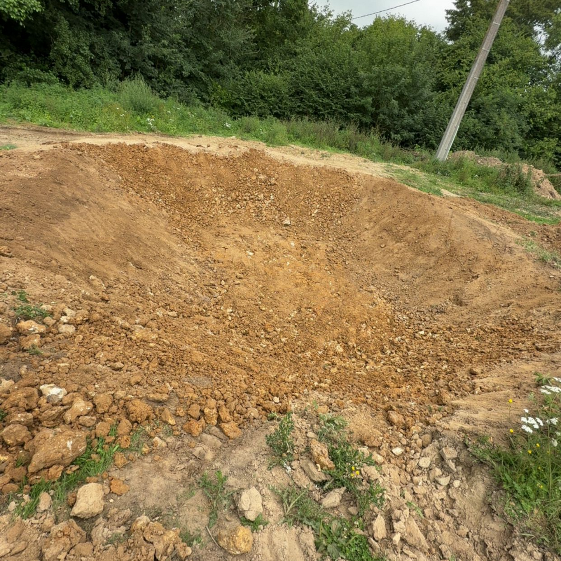 Un terrain drainant pour la gestion des eaux pluviales.