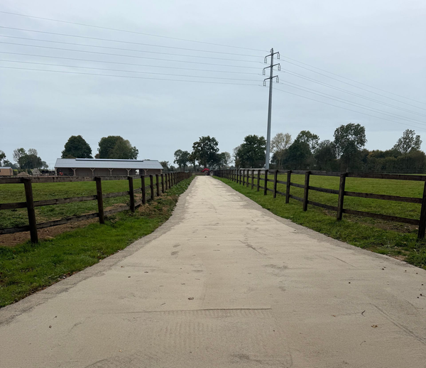 Un chemin d'accès à une ferme.