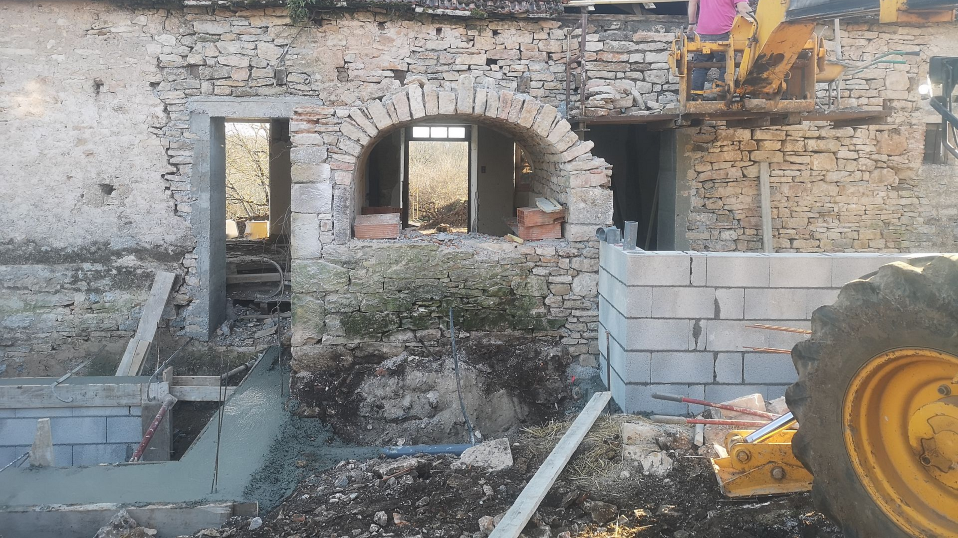 Une maison en pierre en rénovation.