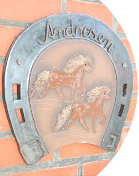 Ein Hufeisen mit dem Namen Andresen darauf