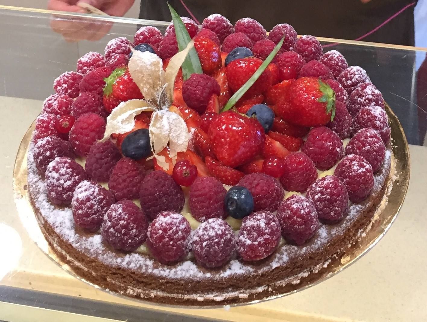 Gâteau rempli de fruits rouges