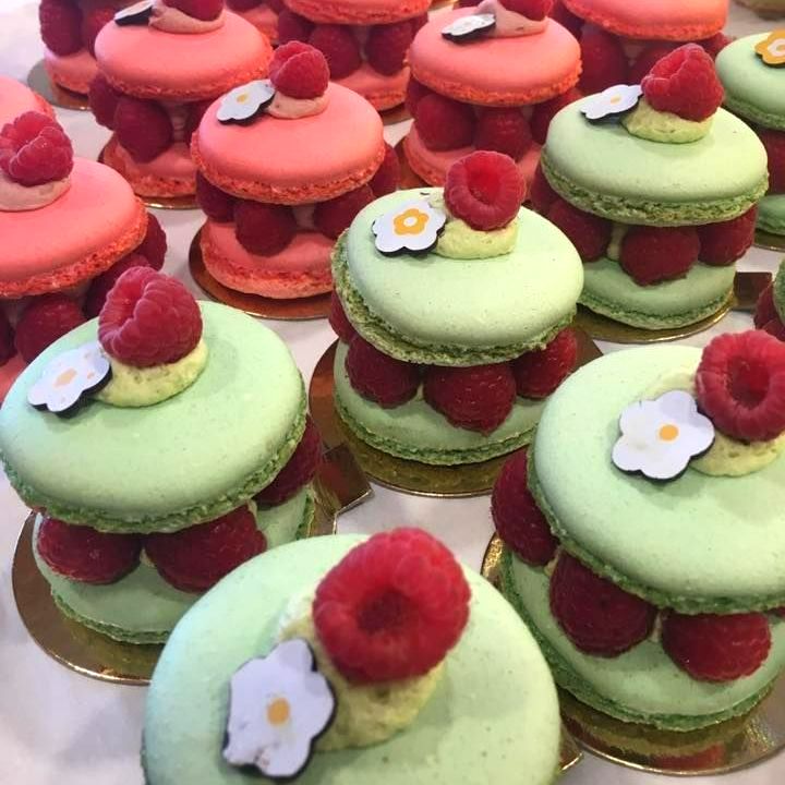 Macarons et framboises