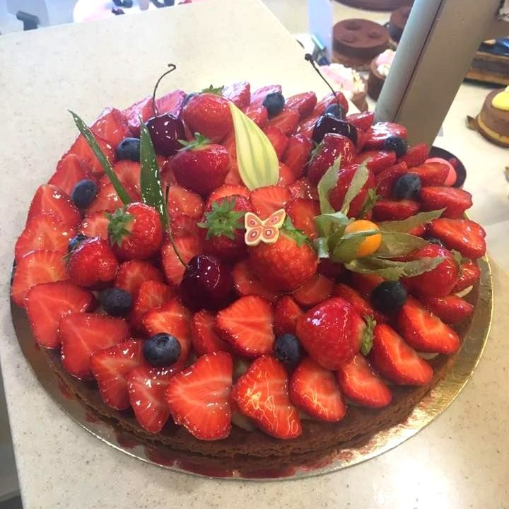Gâteau aux fraises et fruits rouges