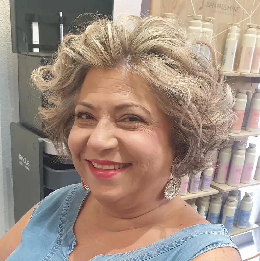 En Mar&iacute;a Ch C&aacute;novas Stilistasentendemos la peluquer&iacute;a como un trabajo de precisi&oacute;n, experiencia y sensibilidad. No realizamos servicios en autom&aacute;tico: cada decisi&oacute;n est&aacute; pensada para ti.