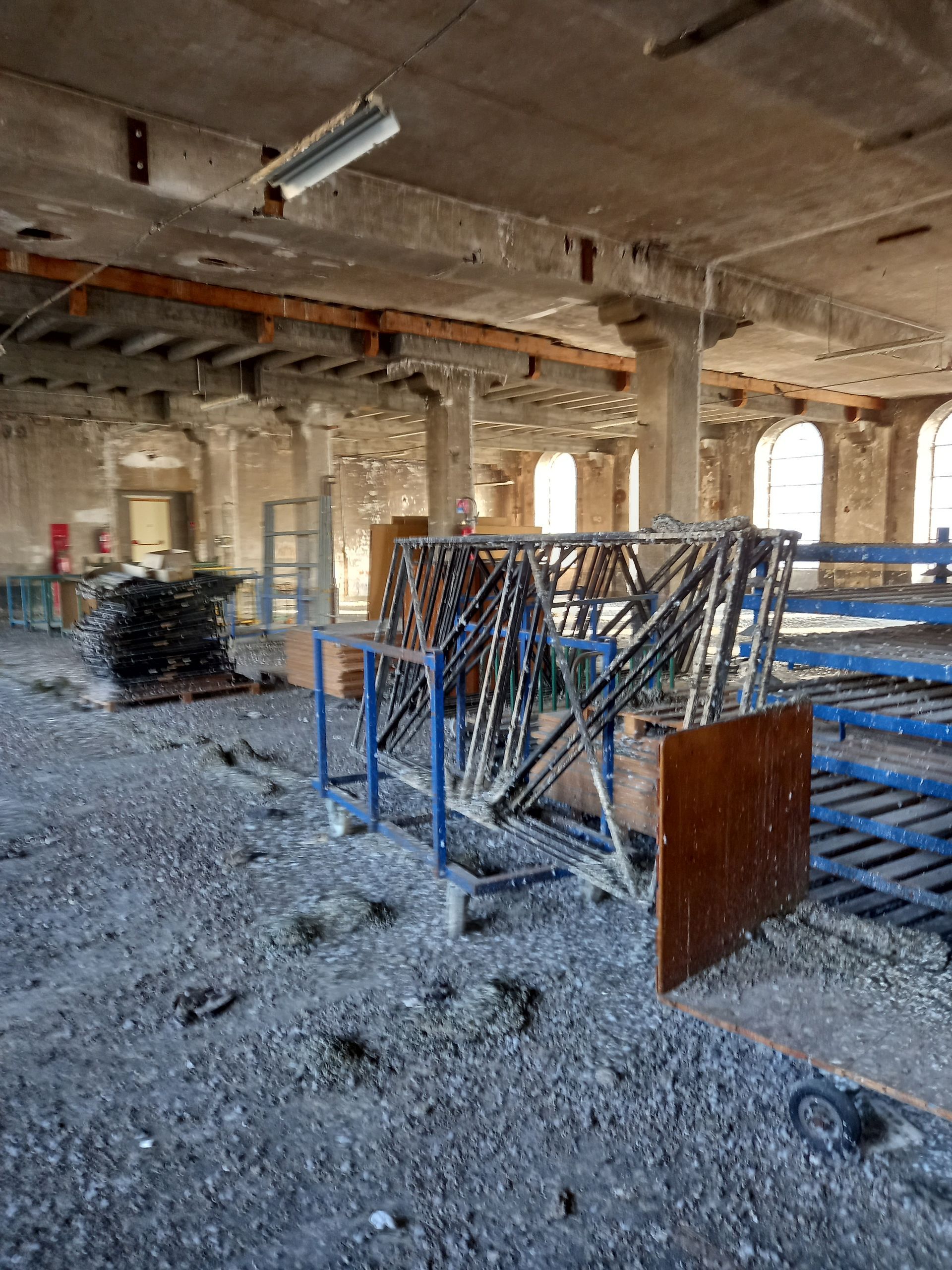 Présentation d'un chantier d'un immeuble souillé par les pigeons.