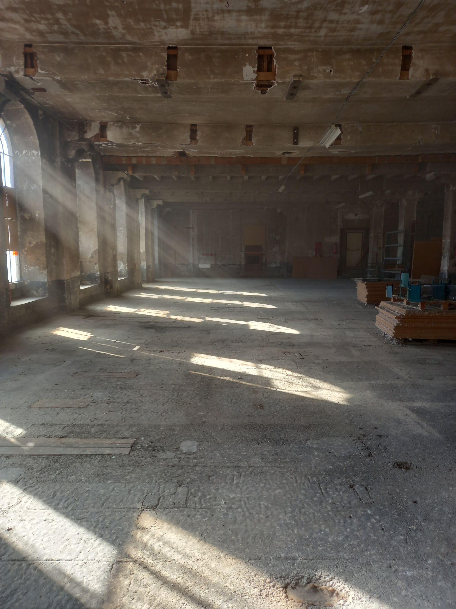 Présentation d'un chantier d'un immeuble après nettoyage.