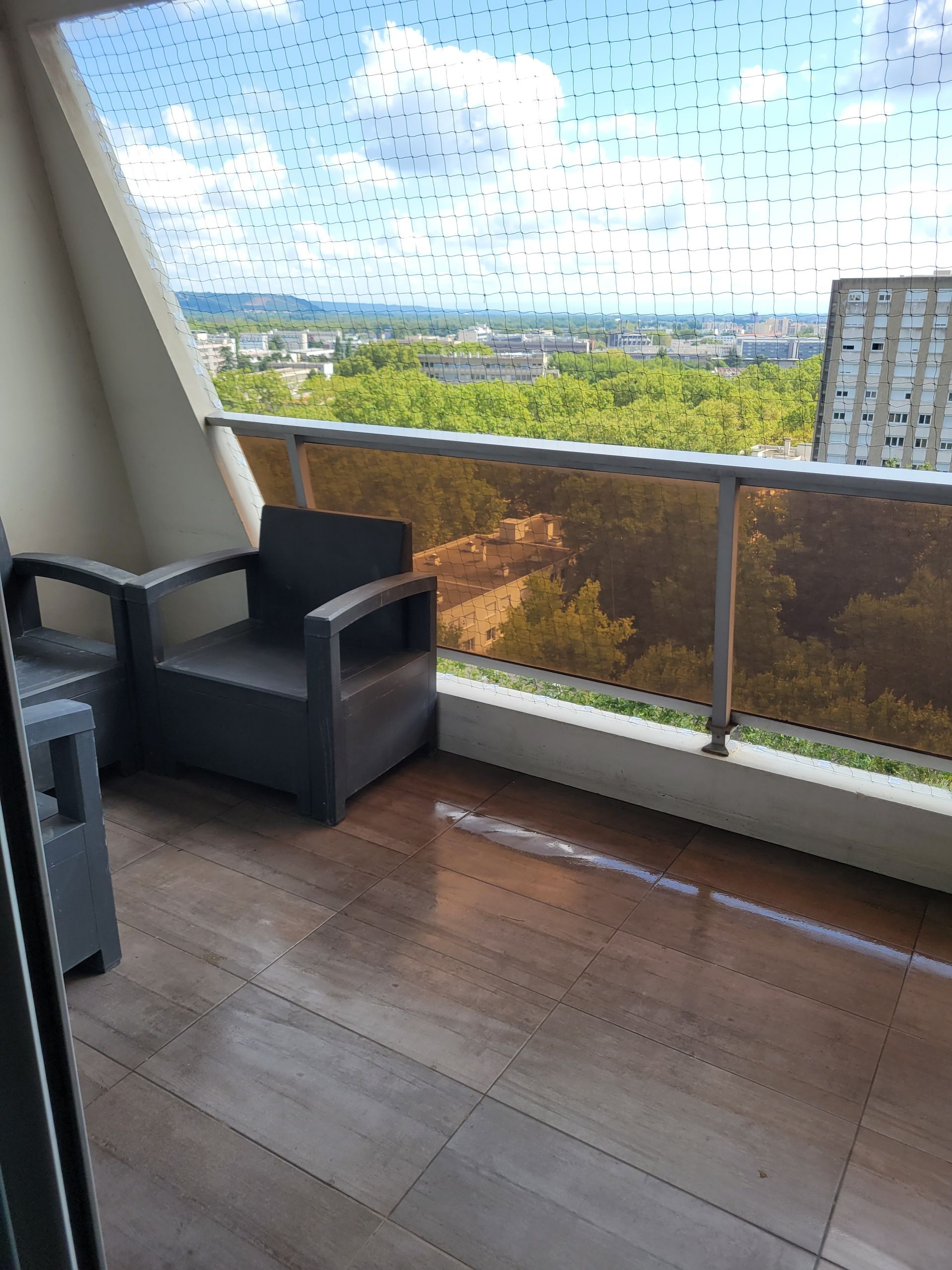 Présentation d'un balcon après nettoyage et pose d'un filet antipigeons.