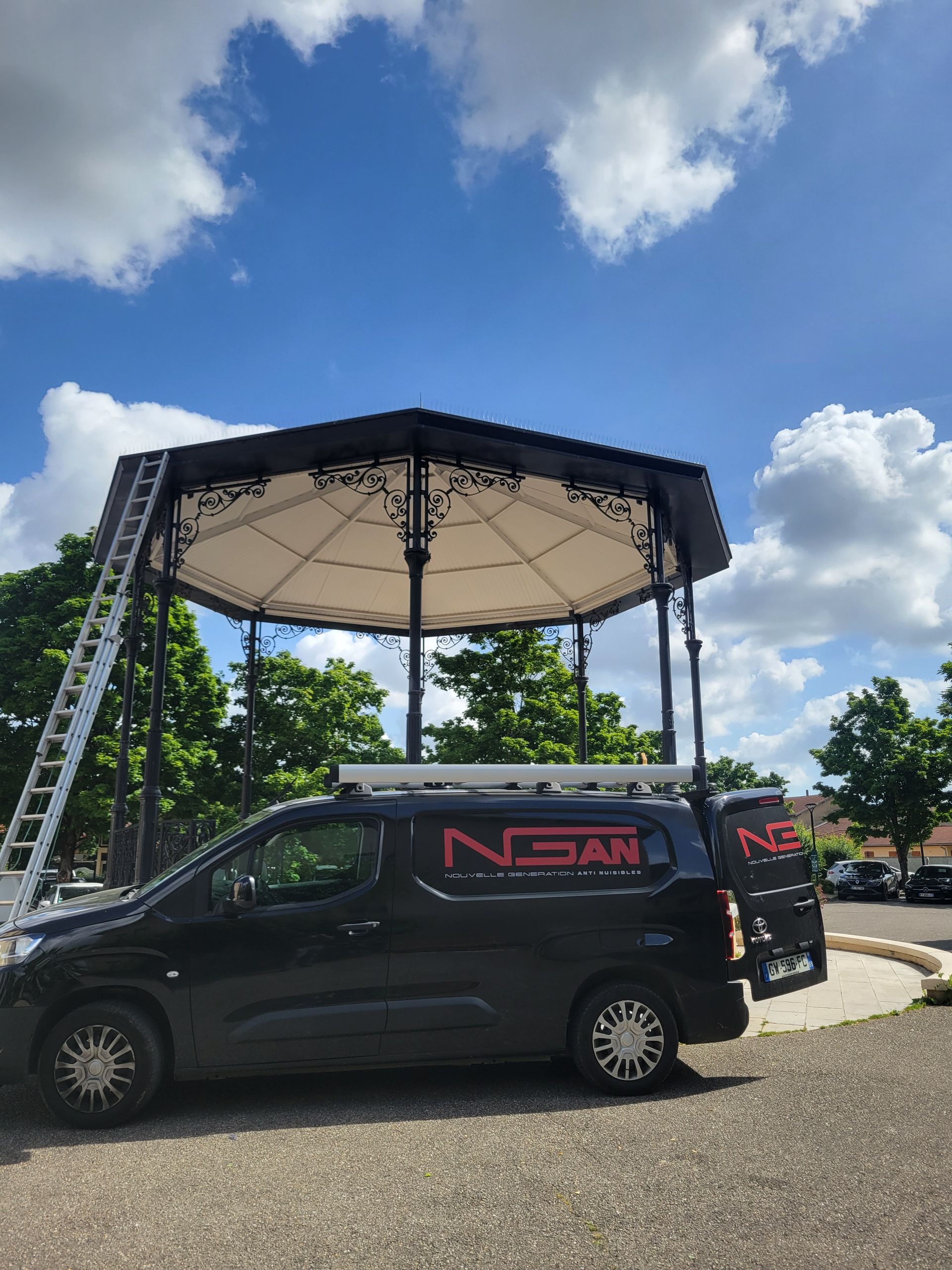 Mise en situation de la pose de pic antipigeons sur le toit d'un kiosque.