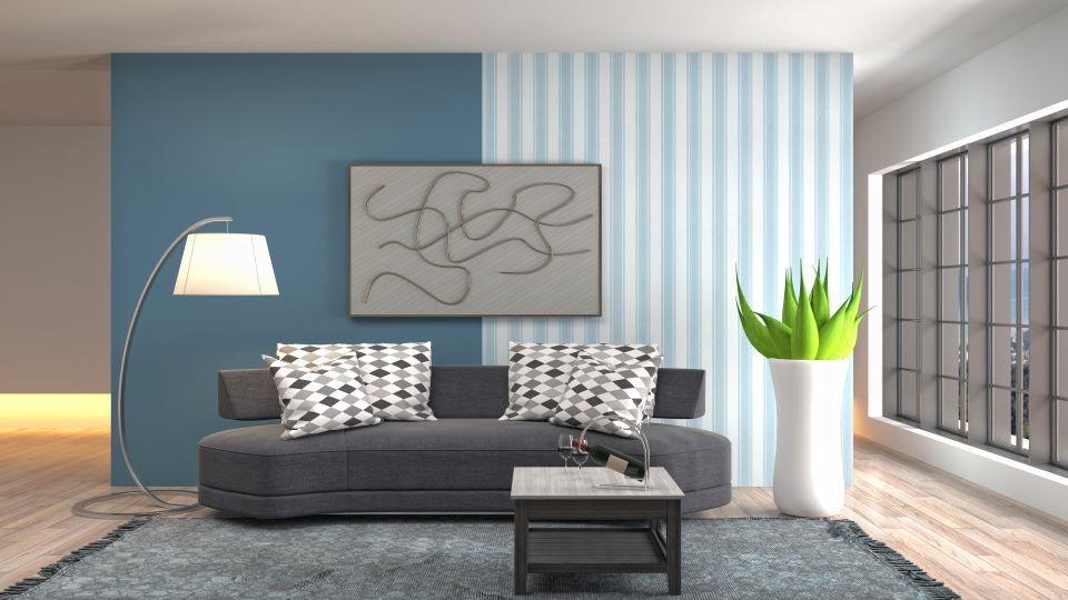 Ein Wohnzimmer mit Couch, Tisch, Lampe und Topfpflanze.