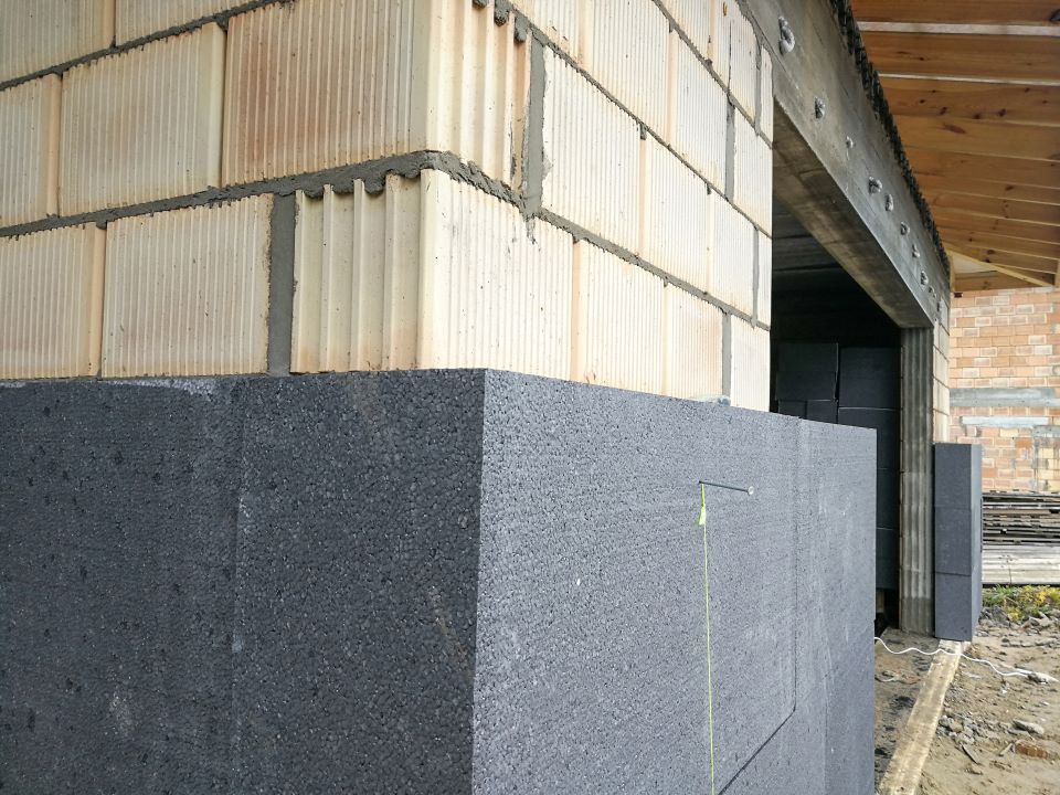 Eine Backsteinmauer mit einem schwarzen Block an der Ecke.