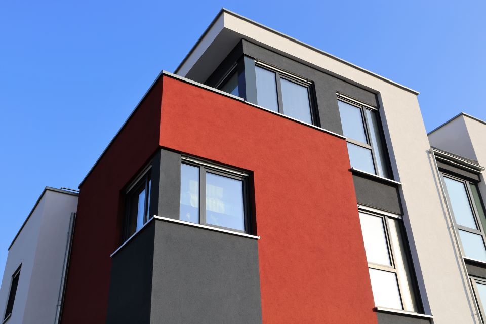 Ein rot-schwarzes Gebäude mit einem blauen Himmel im Hintergrund