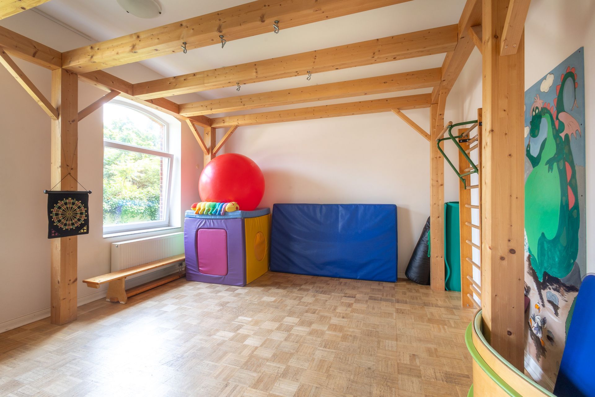 In der Mitte des Raumes steht ein großer Ball.