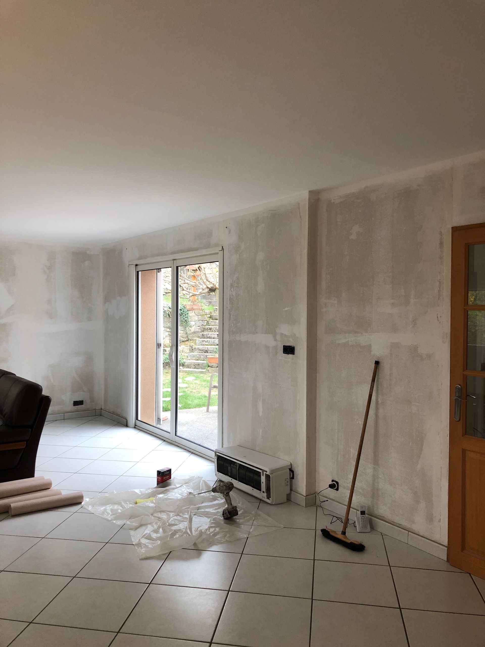 Préparation de murs avant l'application de peinture