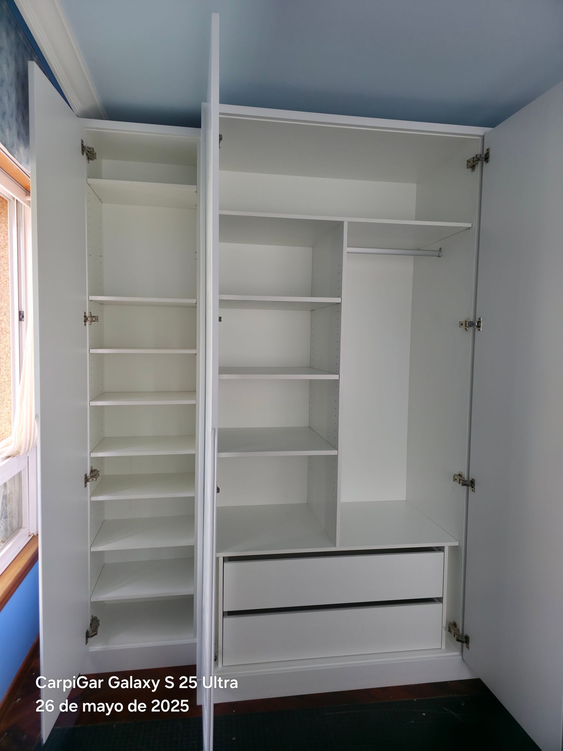 Una fotografía de un armario tomada el 28 de mayo de 2025.
