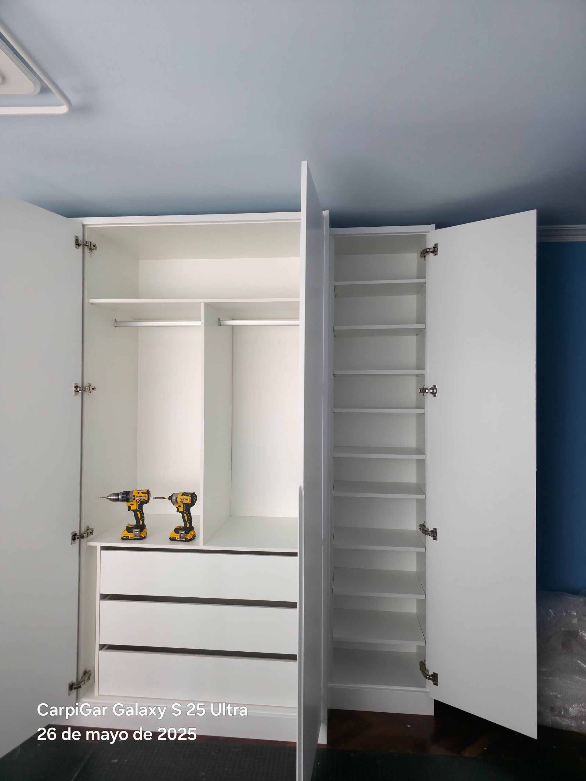 Un armario blanco con dos taladros dentro.