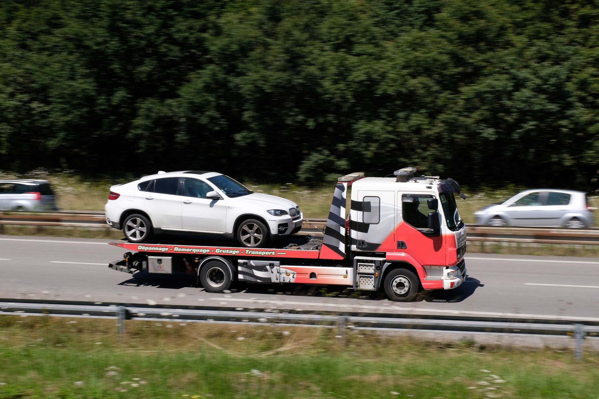 Photo d'une dépanneuse sur la route