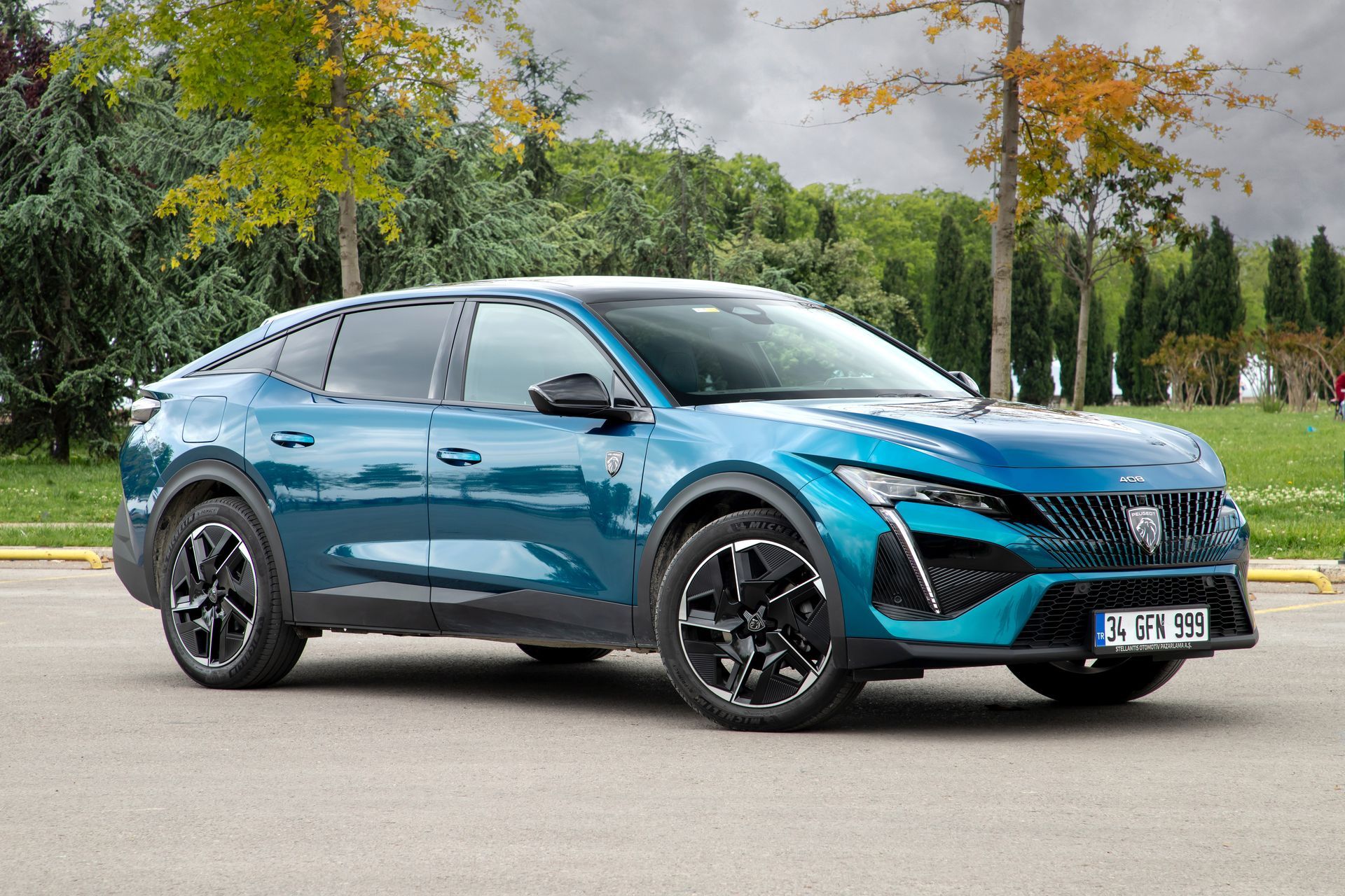 Photo d'une voiture Peugeot bleue