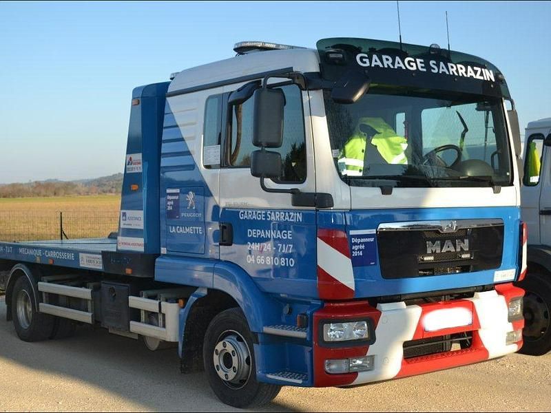 Photo de face d'une dépanneuse du Garage Sarrazin