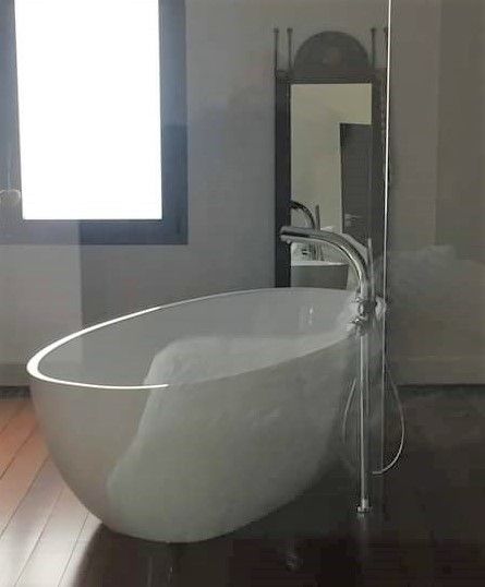Baignoire blanche moderne avec mitigeur sur pied