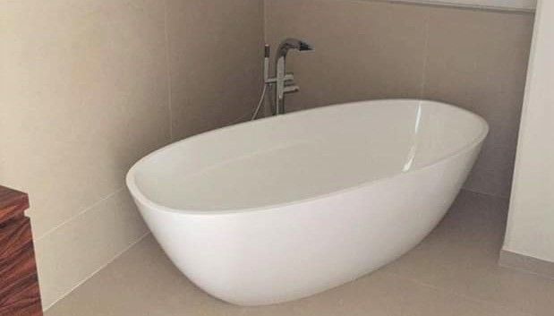Baignoire blanche moderne