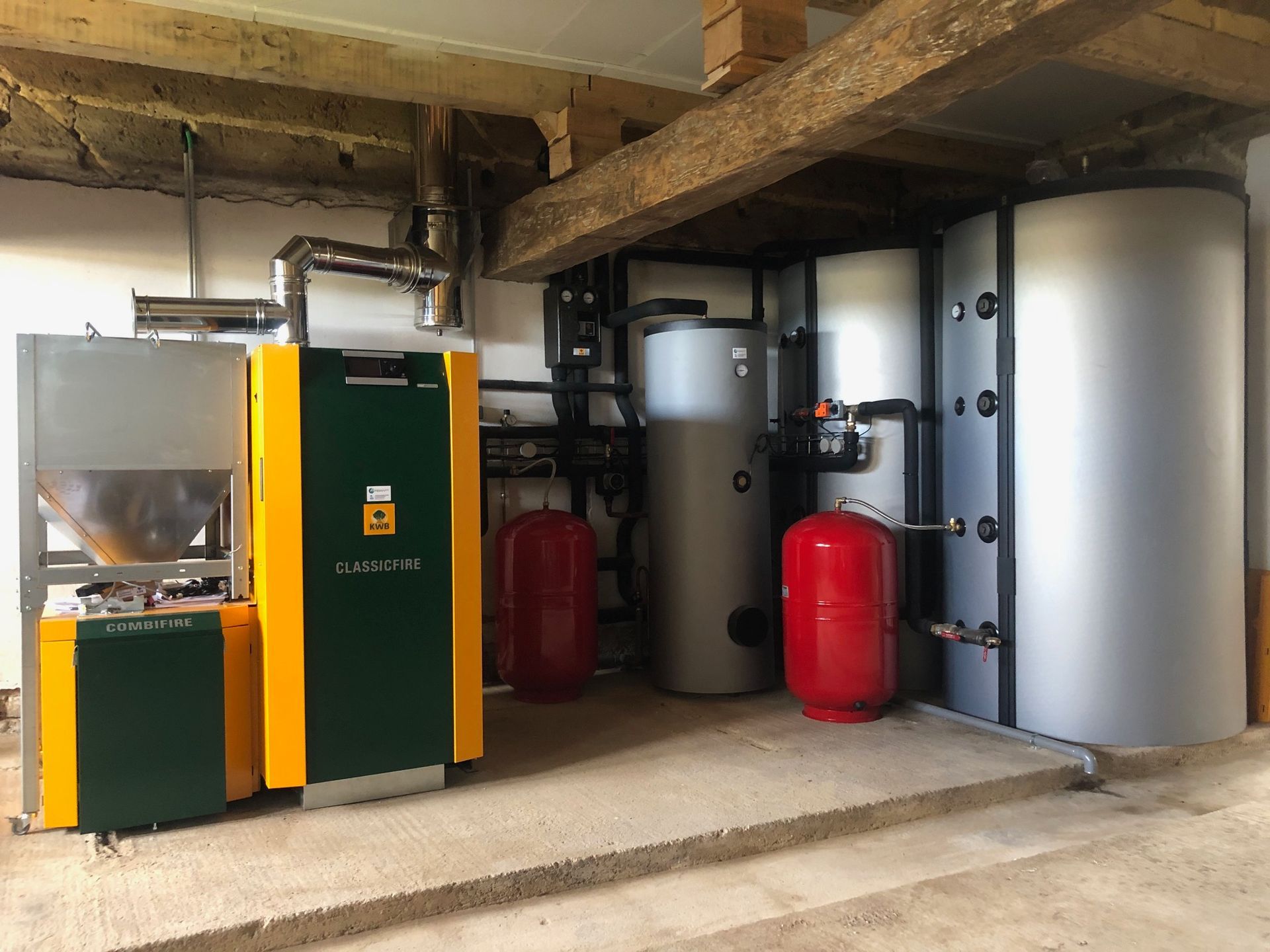 Chaudière à granulés verte et jaune