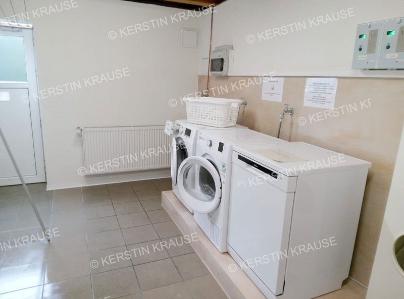 Eine Waschküche mit Waschmaschine und Trockner.