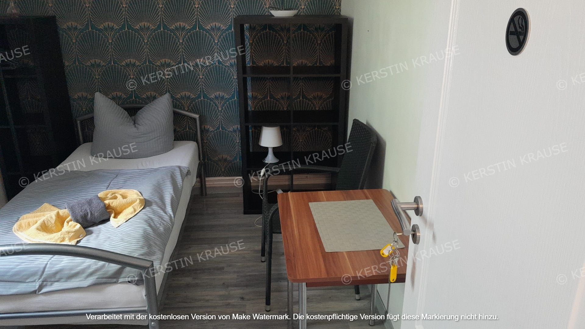 Zimmervermietung K. Krause Bleckenstedt Schreibtisch