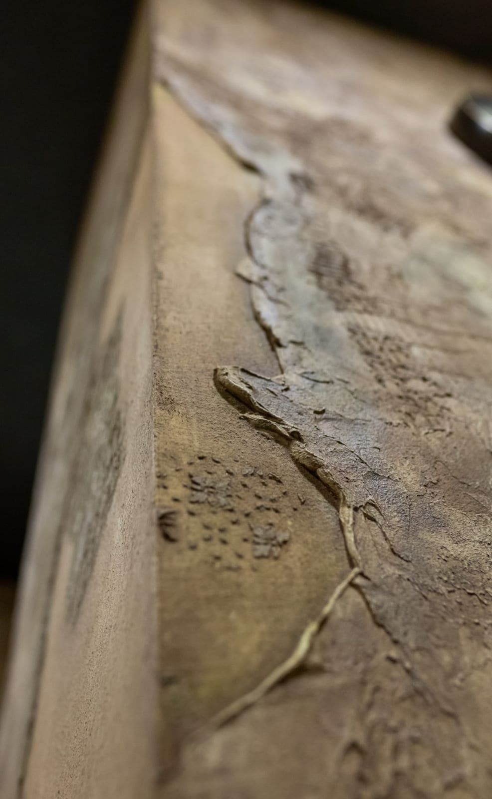 Primer plano de una superficie de madera desgastada con pintura descascarada