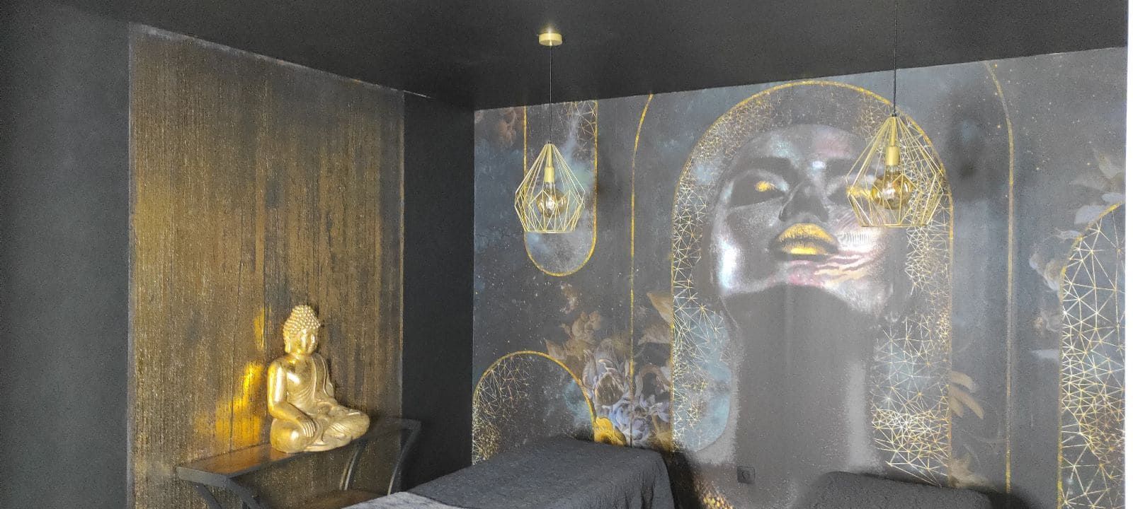 Estatua de Buda dorada sobre una pared dorada texturizada