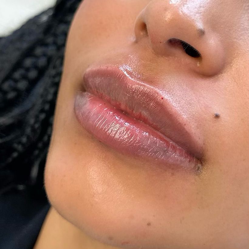 Eine Nahaufnahme der Lippen und Nase einer Frau.