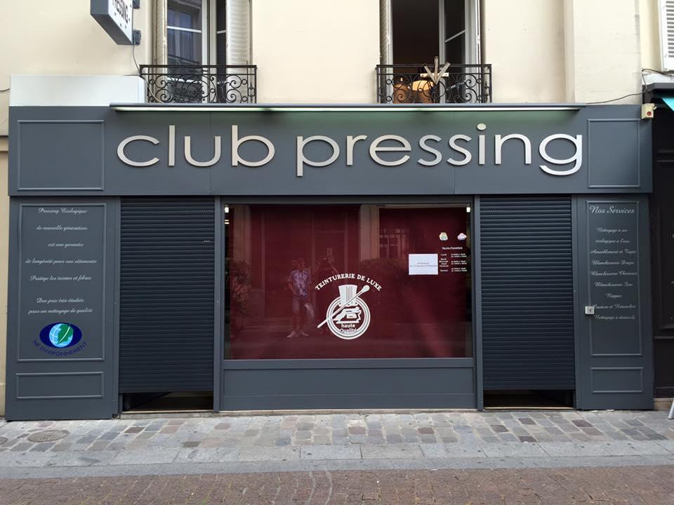 Club pressing façade complète habillage alu miroiterie volets roulant store enseigne lumineuse