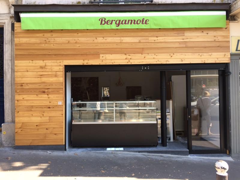 Façade alu avec verre feuilleté, habillage bois et store banne