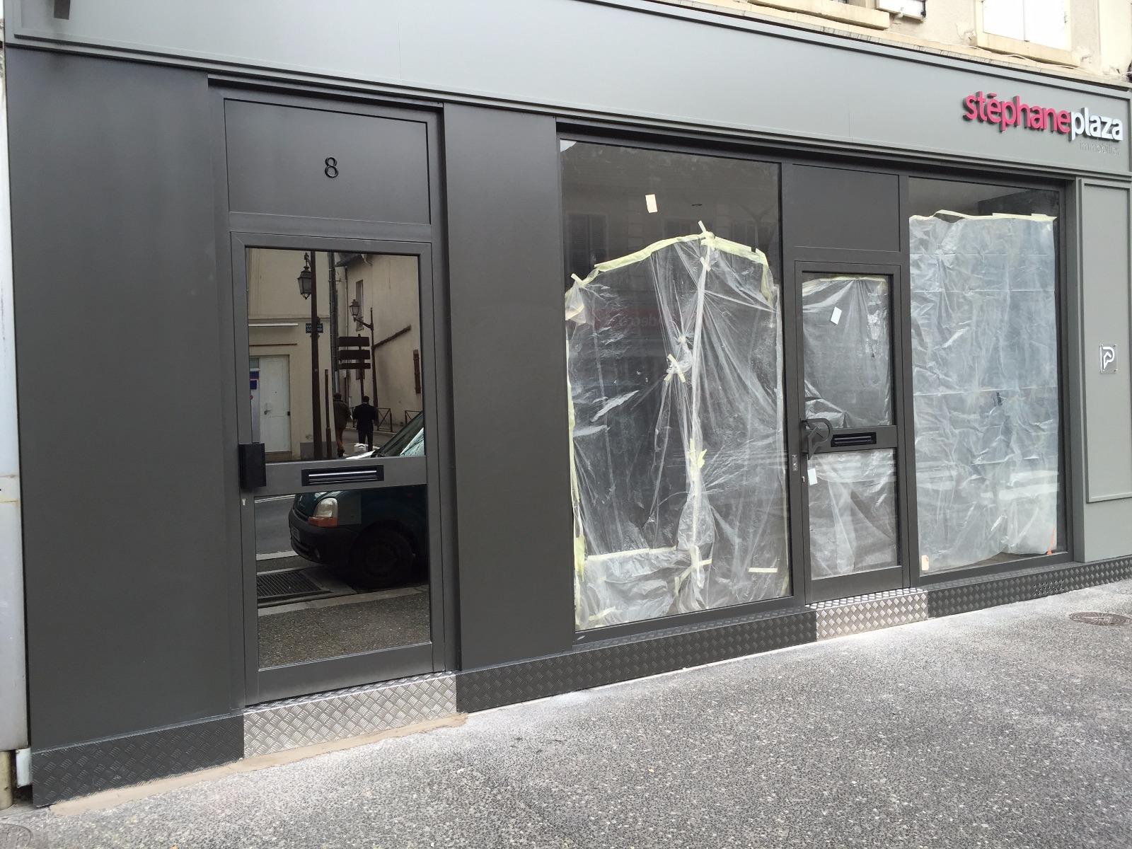 Façade de vitrine durant la rénovation, pose de miroiterie