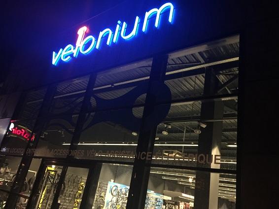 Velonium avec enseigne de nuit