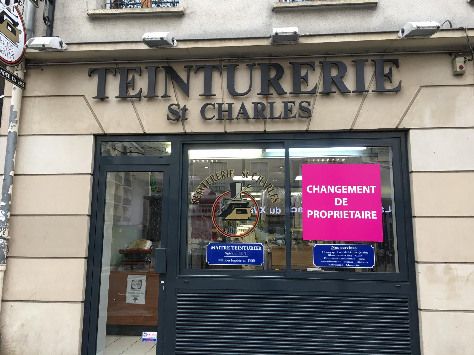 Vitrine avec un volet coulissant et une porte vitrée, enseigne