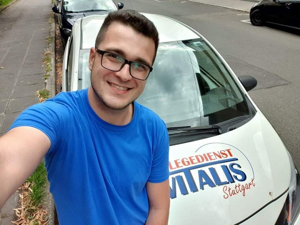 Mitarbeiter mit Pflegedienst Vitalis Auto