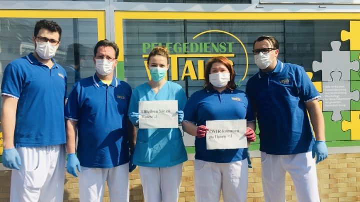 Teambild vor der Pflege Vitalis mit Gesichtsmaske