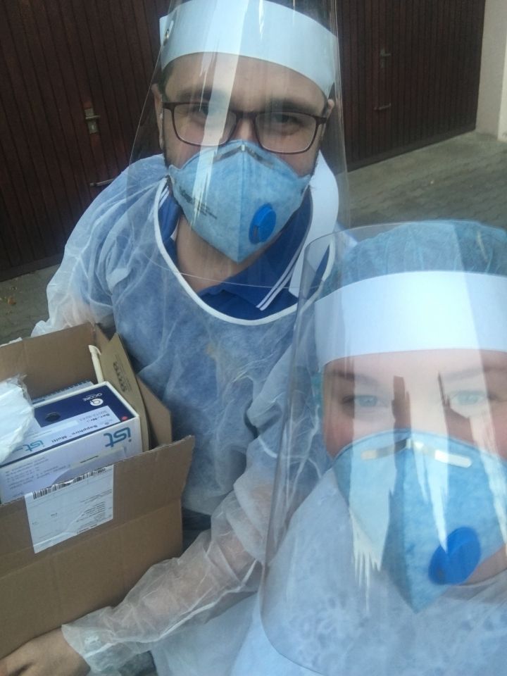Teambild bei der Pflege Vitalis in Schutzkleidung