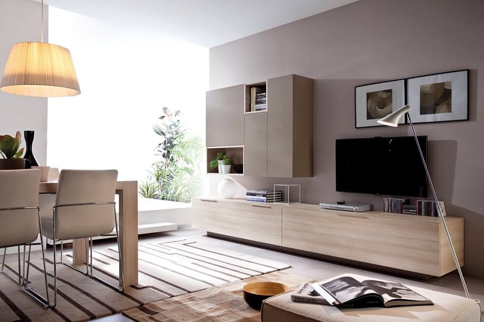 Moderna sala de estar con muebles de madera clara, mesa de comedor y televisión.