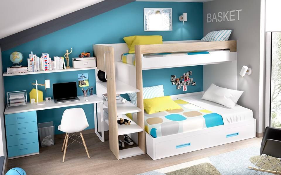 Litera con escritorio en una habitación infantil azul y blanca, que cuenta con escritorio, escaleras y ropa de cama colorida.