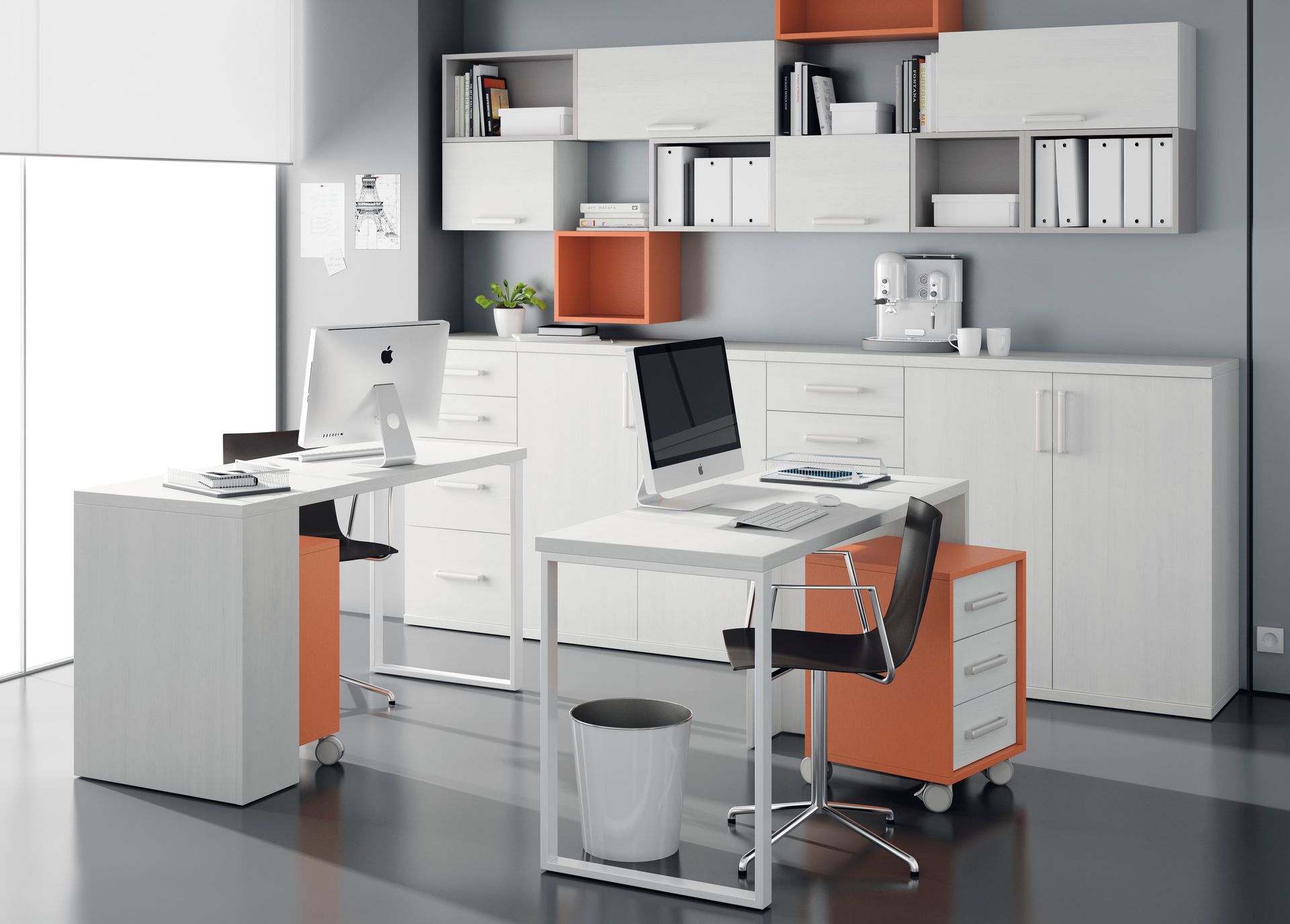 Oficina moderna con escritorios blancos, archivadores naranjas y almacenamiento montado en la pared, paredes grises y una ventana.