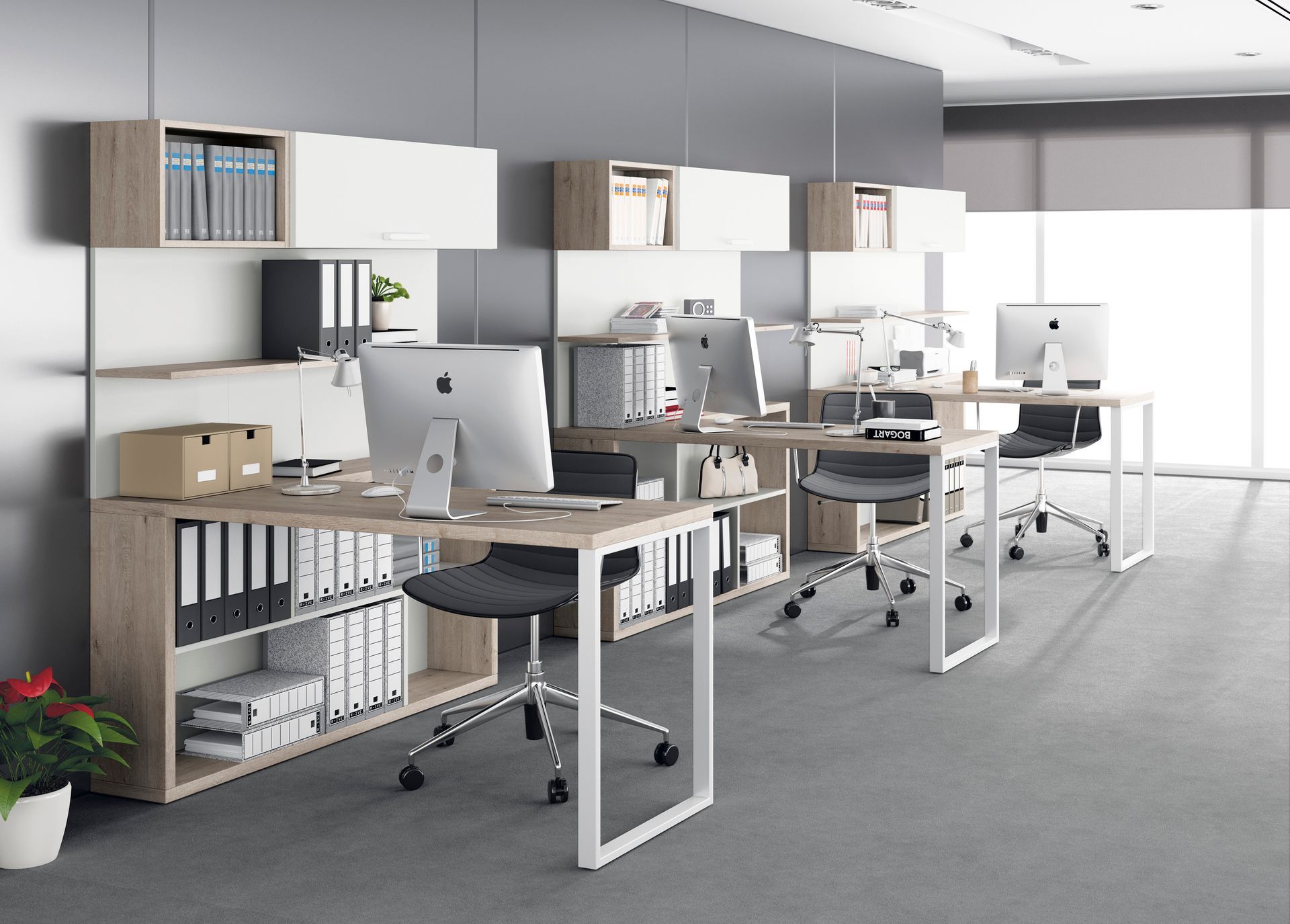 Espacio de oficina moderno con escritorios, computadoras, archivadores y sillas.