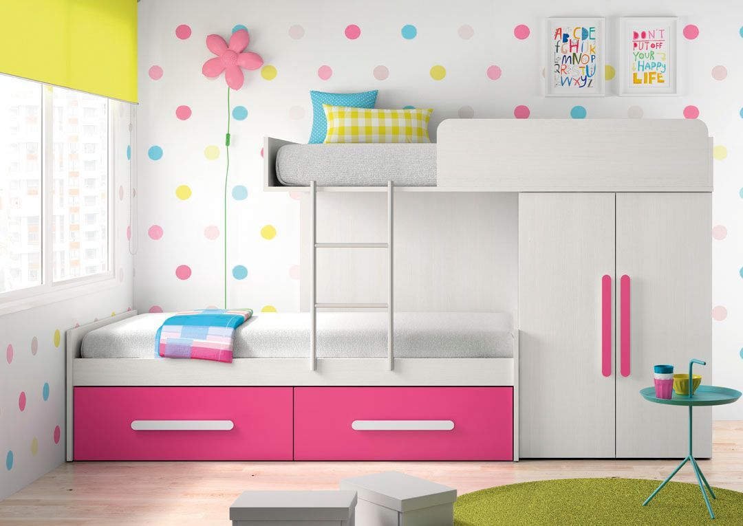Un colorido dormitorio infantil con litera, armario y paredes de lunares. Muebles rosas y blancos.