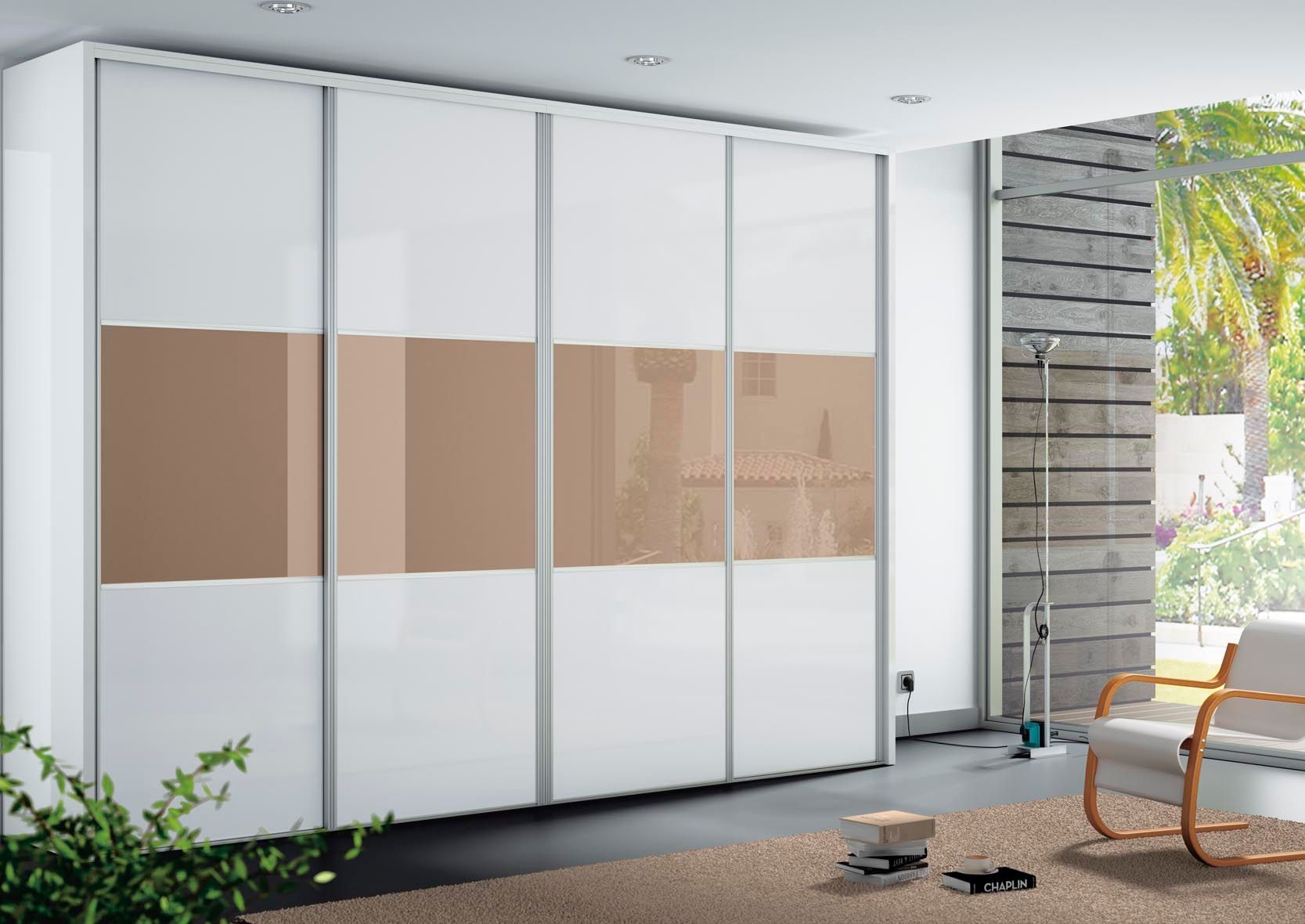 Armario con puertas corredizas de color blanco y marrón en un ambiente de habitación moderno.