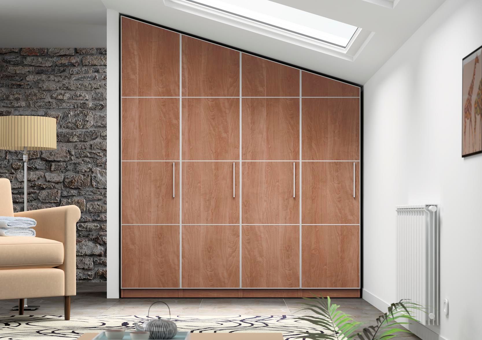 Armario empotrado con techo inclinado, puertas marrones y detalles plateados en un espacio de estar moderno.